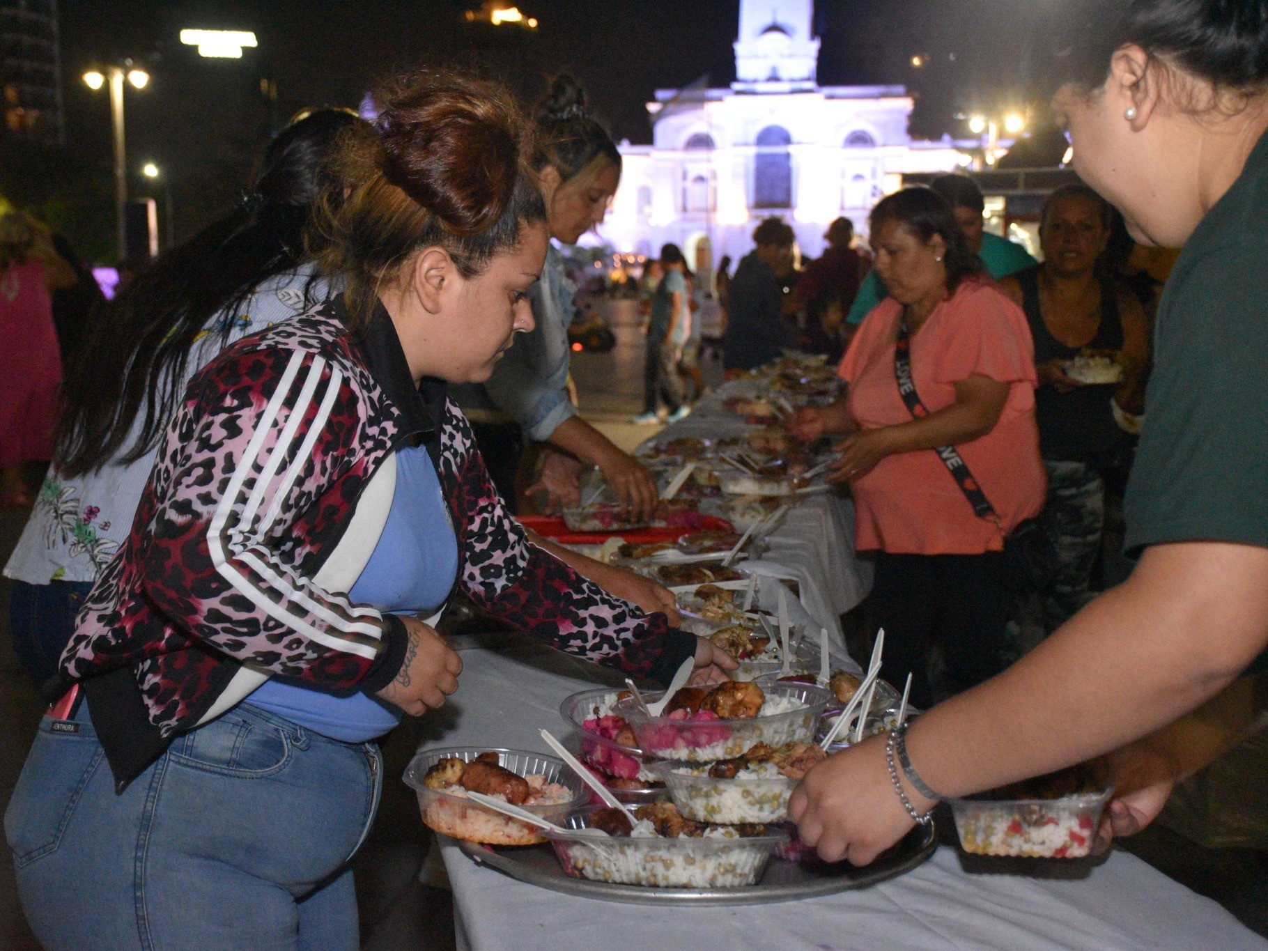 Celebraron la sexta mesa navideña para los más humildes en Plaza Moreno