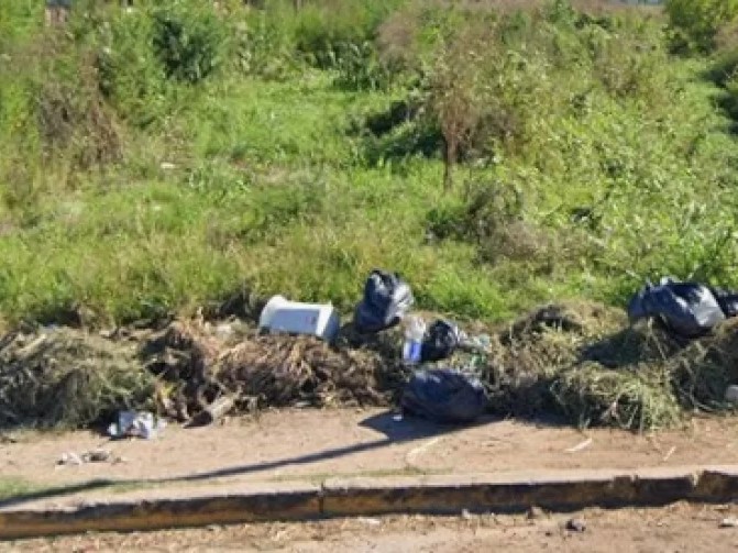 Quejas por la basura que se arroja en la zona de la rotonda de 13 y 90