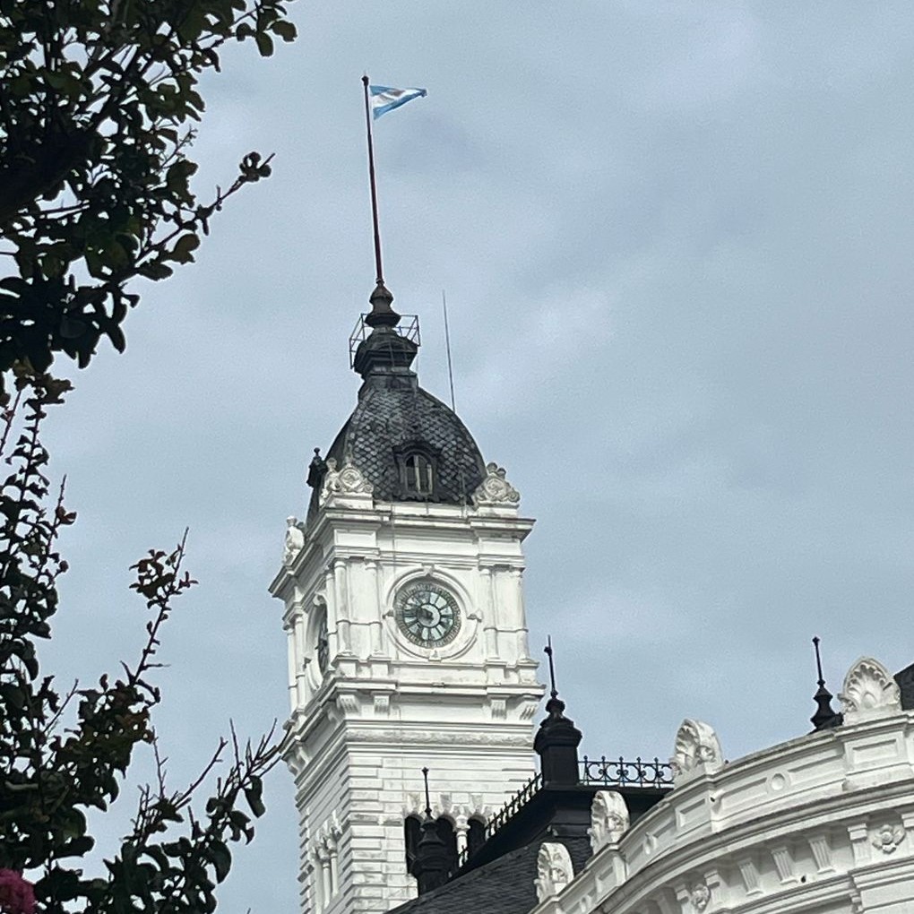 El Municipio no puso las banderas a media asta por el luto nacional