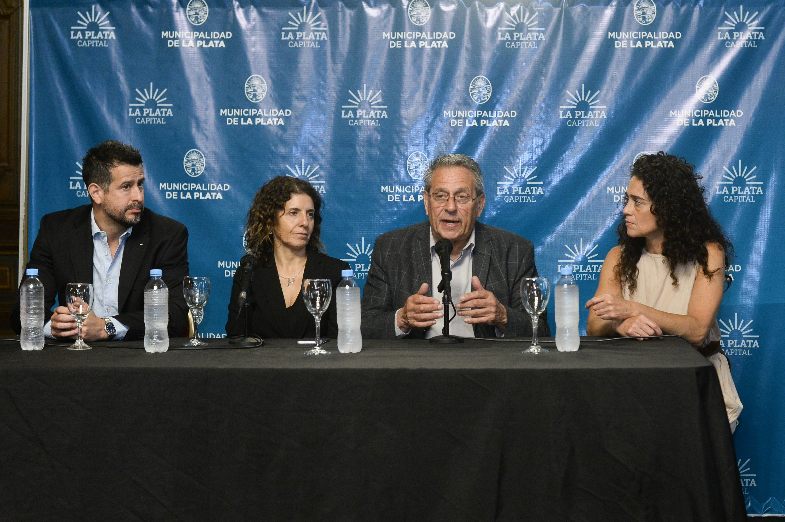 Carlos Bonicatto encabezó el acto de firma de 137 títulos de propiedad en el Salón Dorado