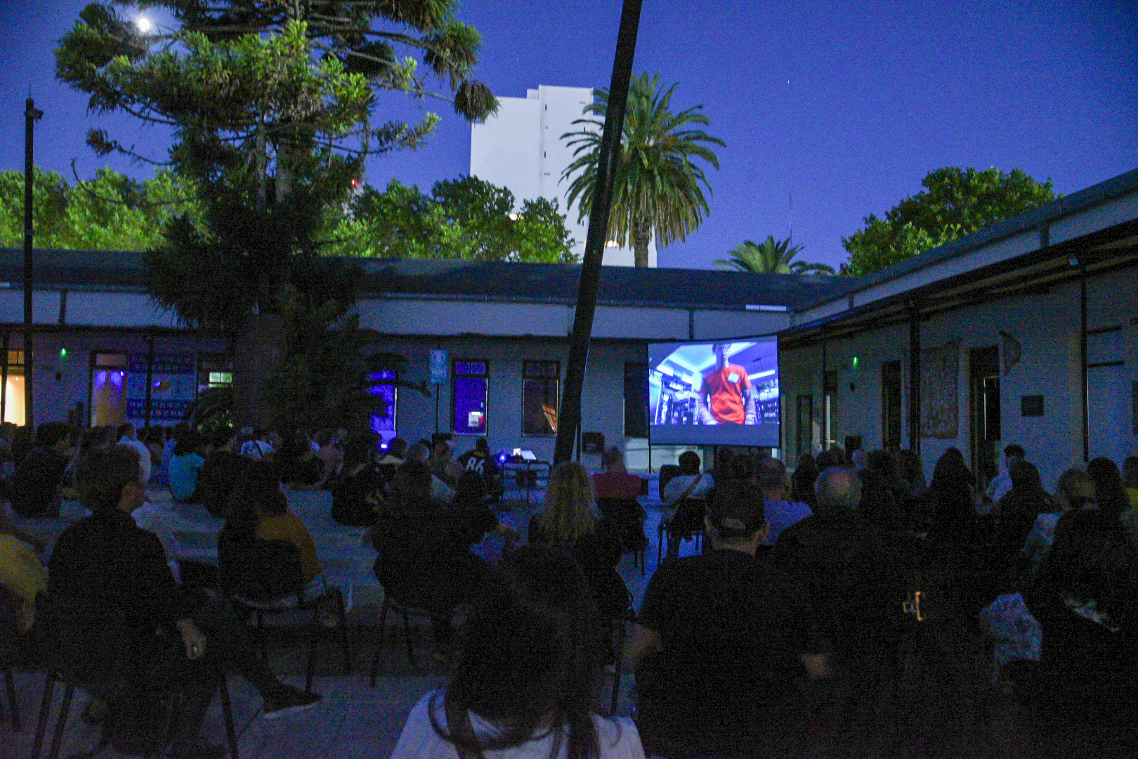 Hoy Viernes: Cine al aire libre en el Playón de Meridiiano V