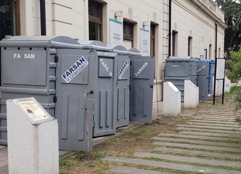 Sin palabras: Estacionaron baños químicos entre los monolitos a los caídos