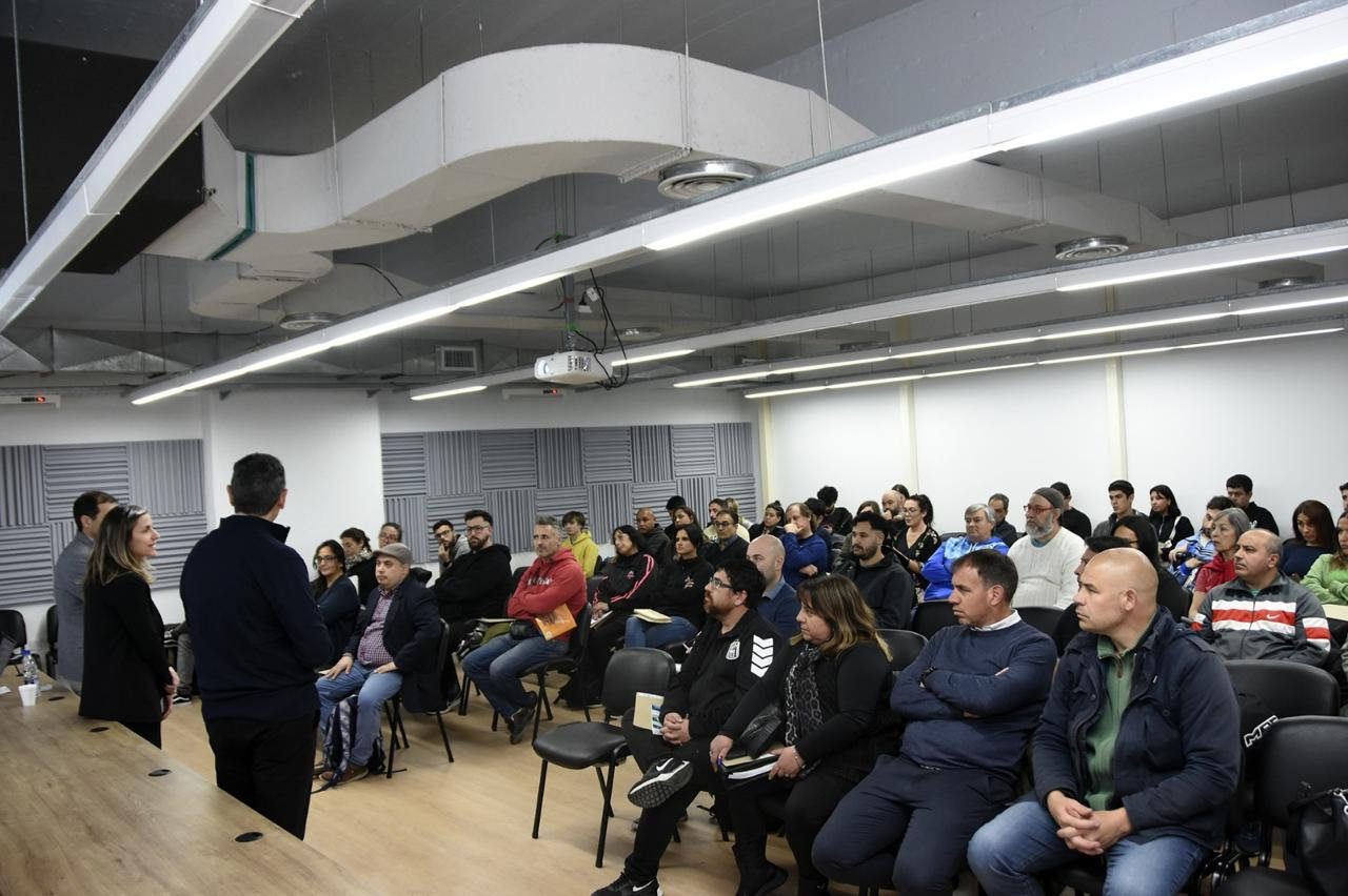 Gran marco en el primer encuentro de formación para dirigentes de instituciones sociales y deportivas