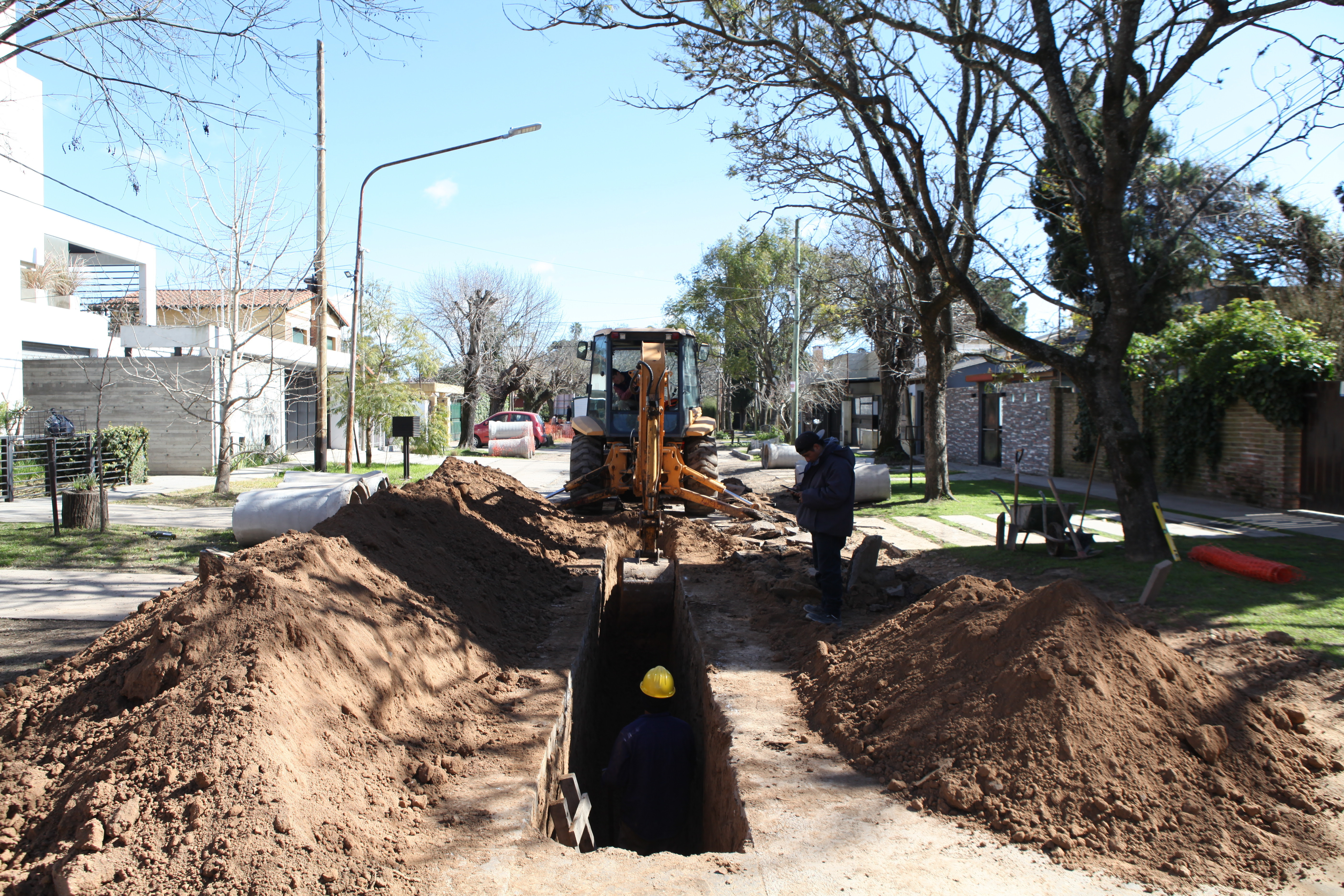 Gonnet: Repavimentación y tareas hidráulicas en un lateral de la República