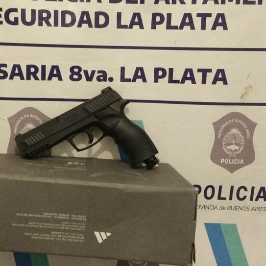 Los vecinos se asustaron y llamaron al 911: Atrapan a un sujeto armado con una réplica de un arma