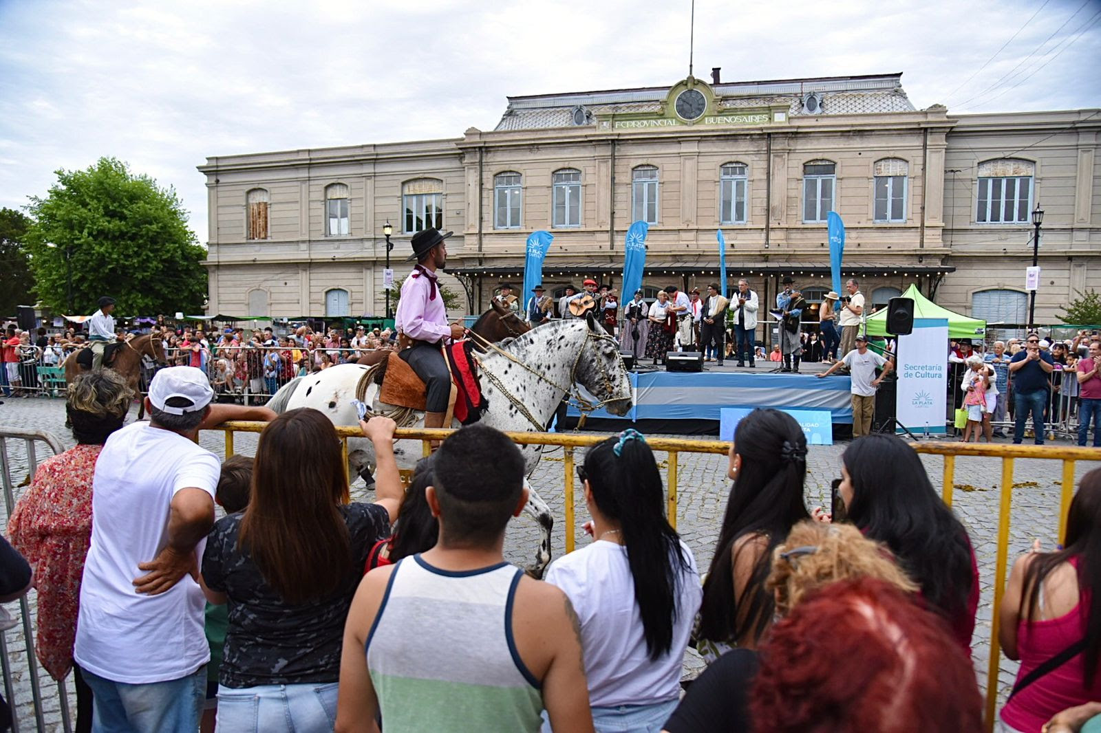 Se celebró el Día de la Tradición con un multitudinario desfile en Meridiano V