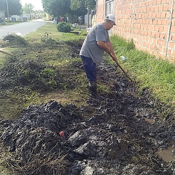 Vecinos y vecinas salieron a limpiar zanjas ante la llegada de las tormentas