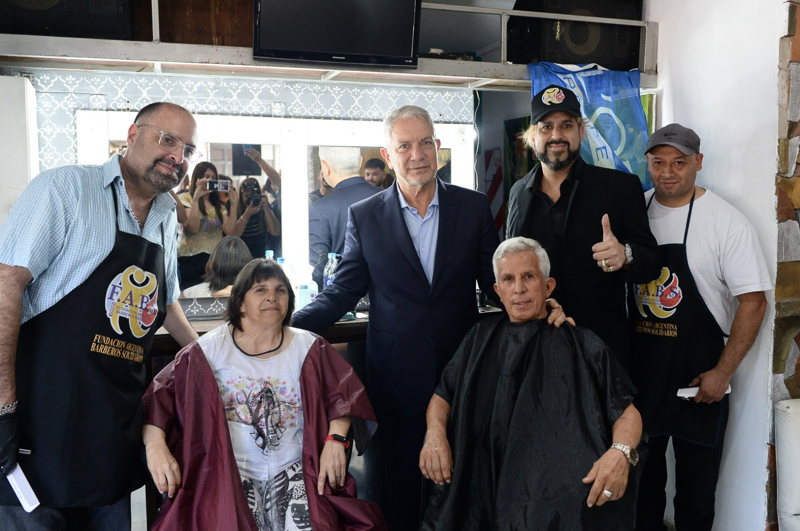 La Fundación Barberos Solidarios inauguró un local que brindará cortes gratuitos