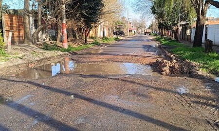 El pozo de 122 se parece al que estuvo en 13 y 88: Lleva meses siendo un dolor de cabeza para los vecinos