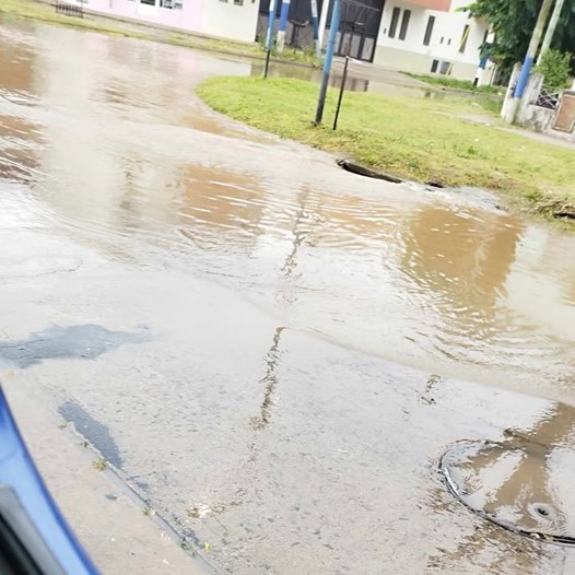 Corte de agua por rotura de un caño y calles anegadas en 120