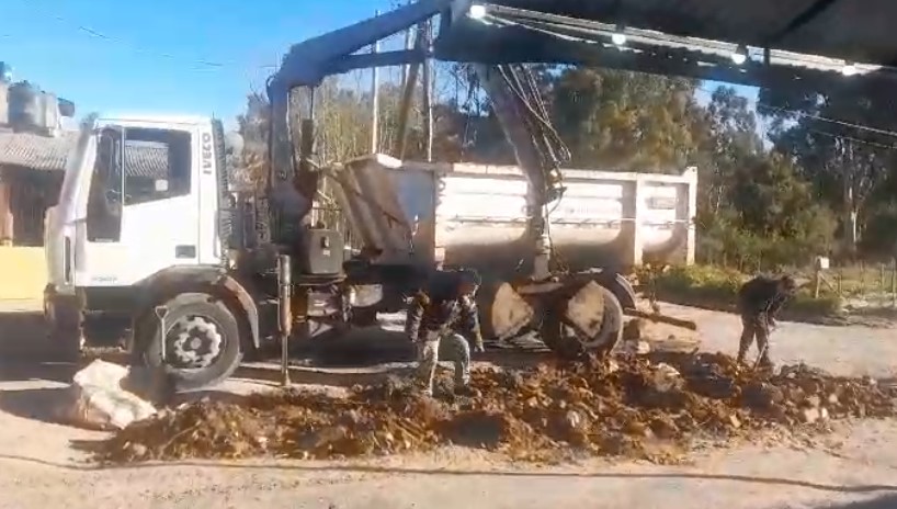 Don Julio, seamos serios: Enorme bache de 609 lo taparon con escombros