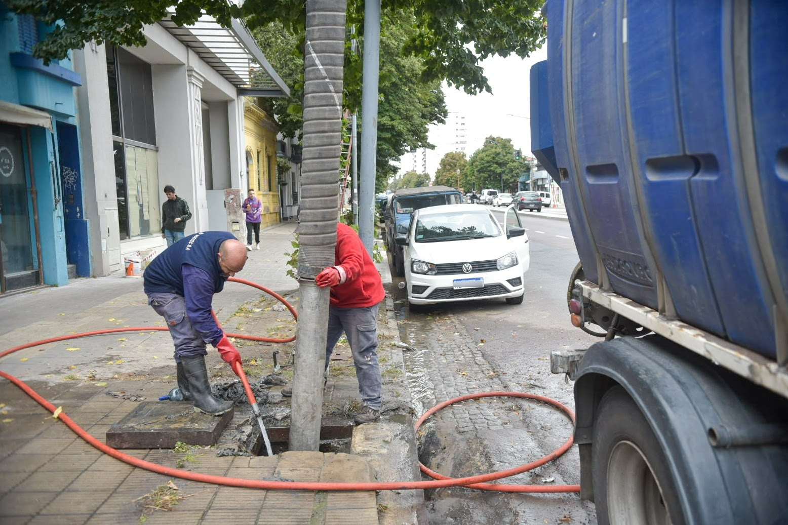 Habría un vuelco sistemático de basura que estaría provocando que el agua inunde parte del casco