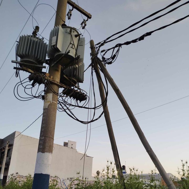 Preocupa a los vecinos de la zona cercana al Día  la situación de postes de luz y las pérdidas de agua.