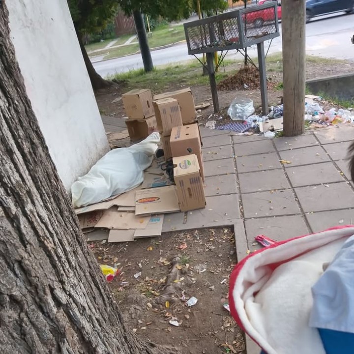 Escuela 23: Un sujeto hizo un campamento hasta que lo retiró la MLP