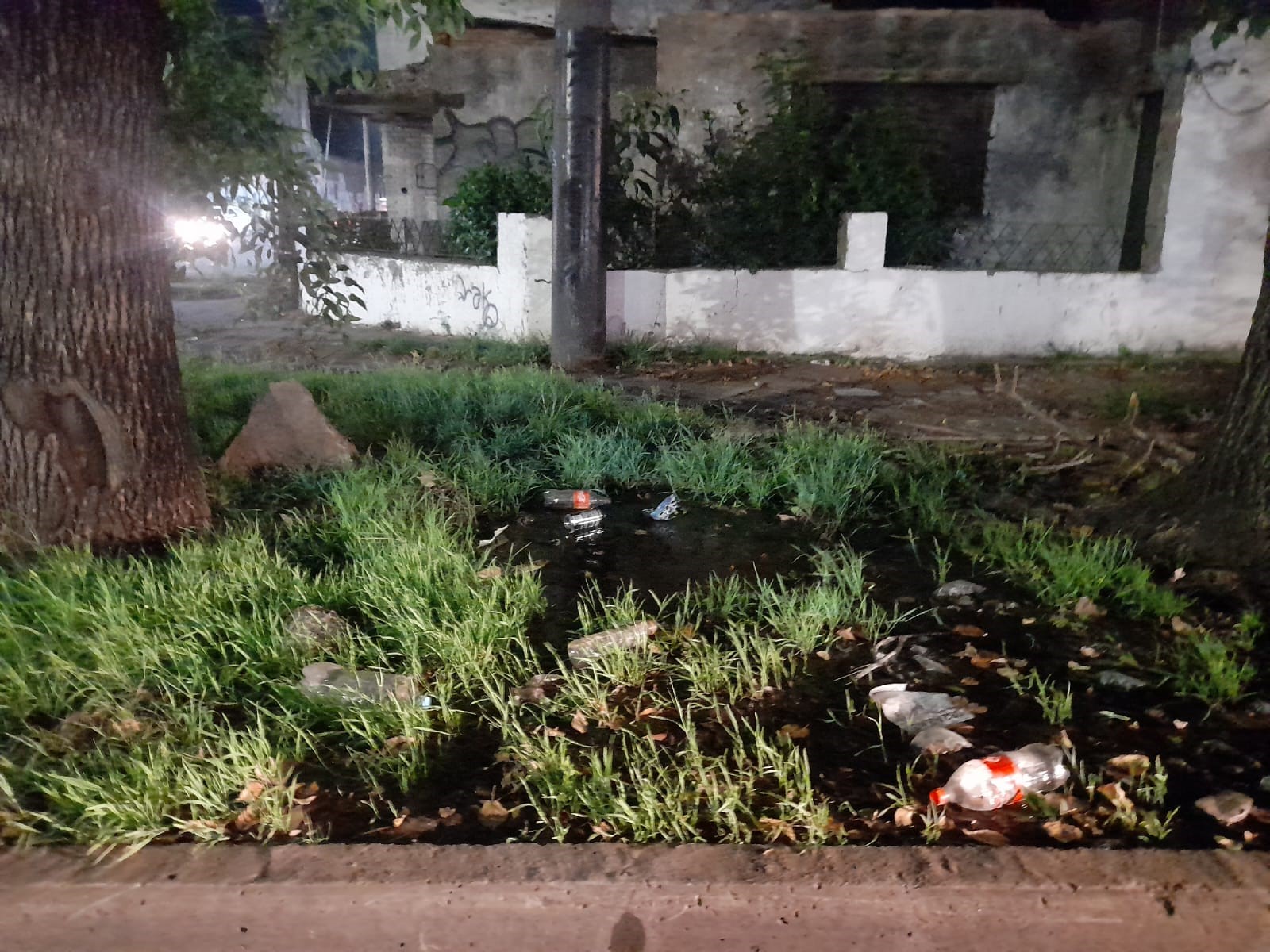 Avenida 72 y 13: La vereda se encuentra desbordada de agua