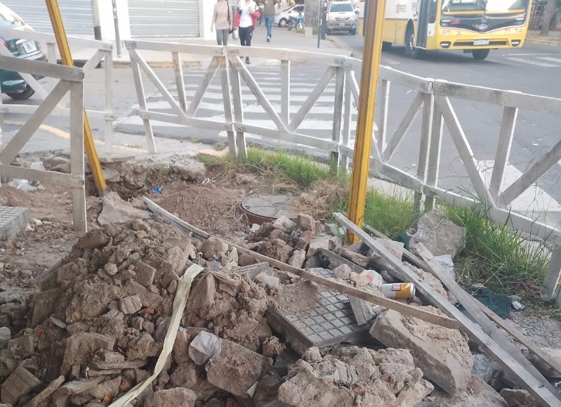 Comerciante de Villa Elvira se cansó y reparó la vereda de su negocio que había levantado el Municipio