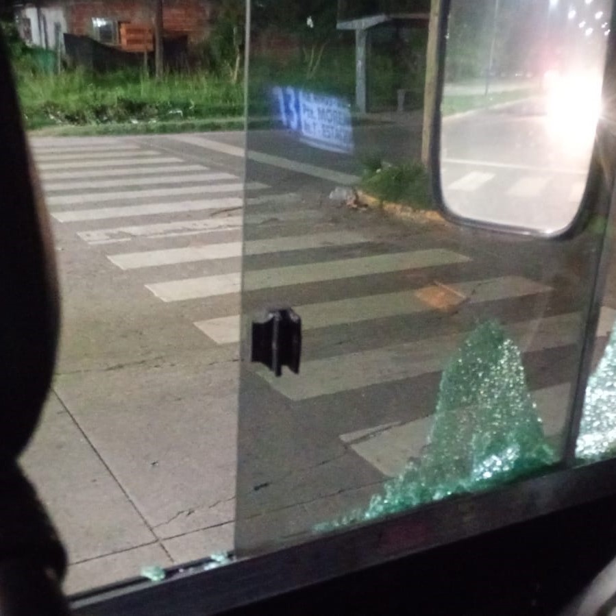 Apedrearon un colectivo en la rotonda de 13 y 90