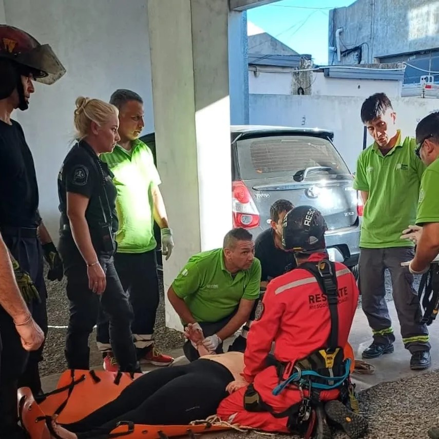 Bomberos de Villa Elvira socorrieron a una mujer que amenazaba con tirarse de un edificio en 7 entre 70 y 71