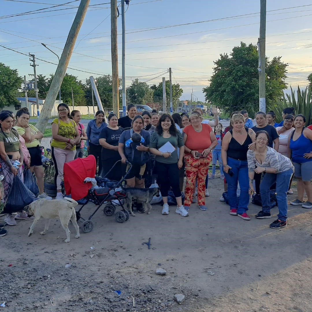 Vecinas de Altos de San Lorenzo salen a ponerle el hombre al Barrio y limpiar sus calles