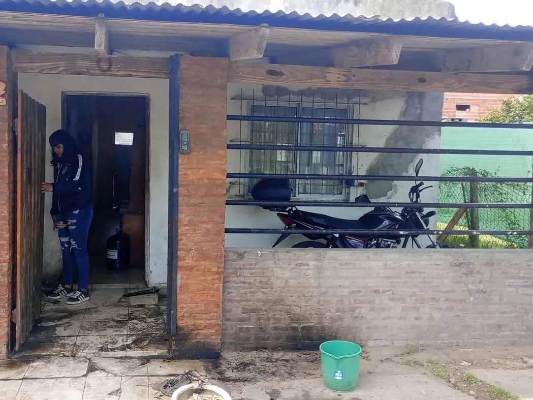 Un sujeto que tendría problemas psiquiátricos le intentó prender fuego la casa unos vecinos