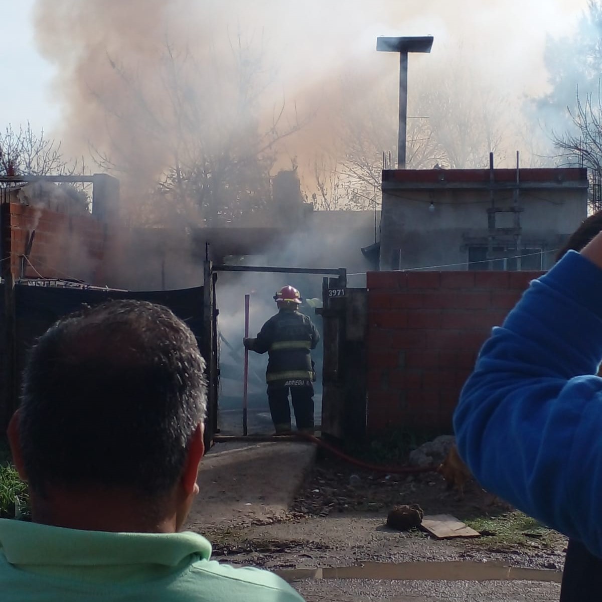 Una familia perdió todo tras un incendio en 122 bis entre 611 y 612