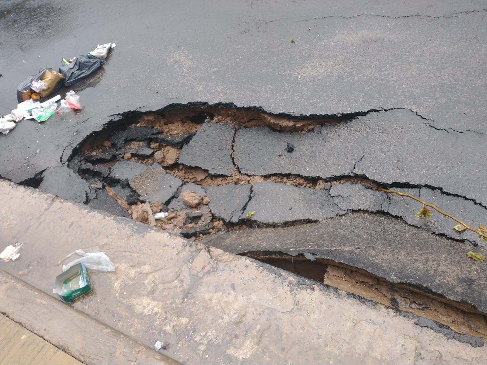 Cedió el piso en Barrio Jardín y temen nuevos derrumbes