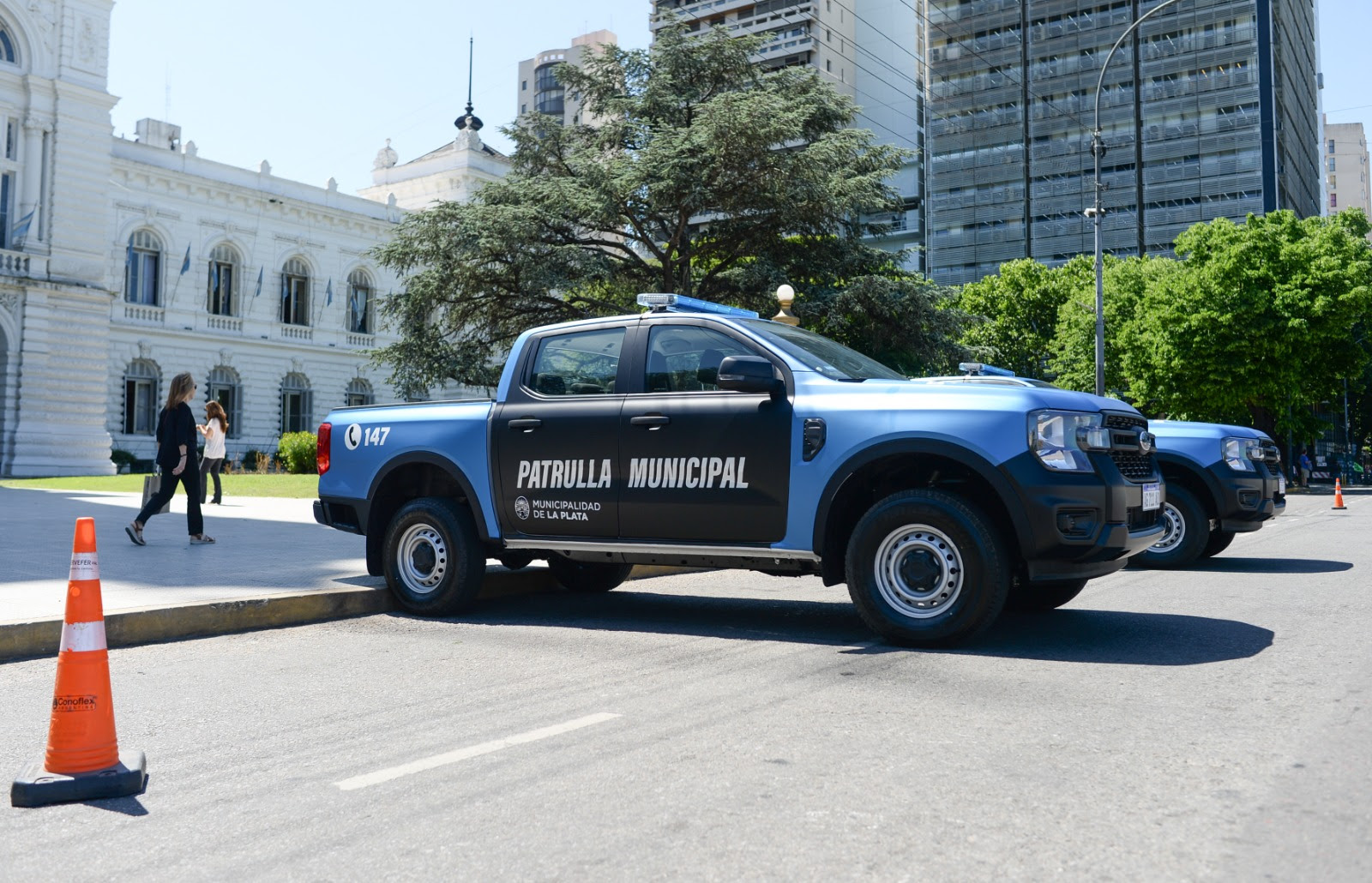 La Municipalidad vendió dos Vans de lujo que usaba Garro y compró nuevos patrulleros