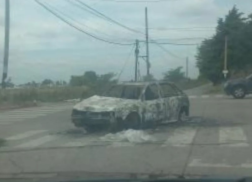 Quejas por un auto quemado en Avenida 13 y 98