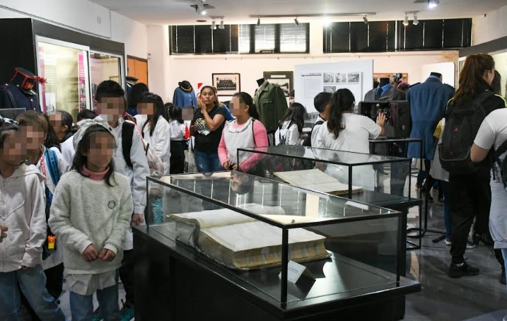 Niños y niñas de escuelas primarias de La Plata expusieron sus obras de artes en el Museo del Servicio Penitenciario Bonaerense