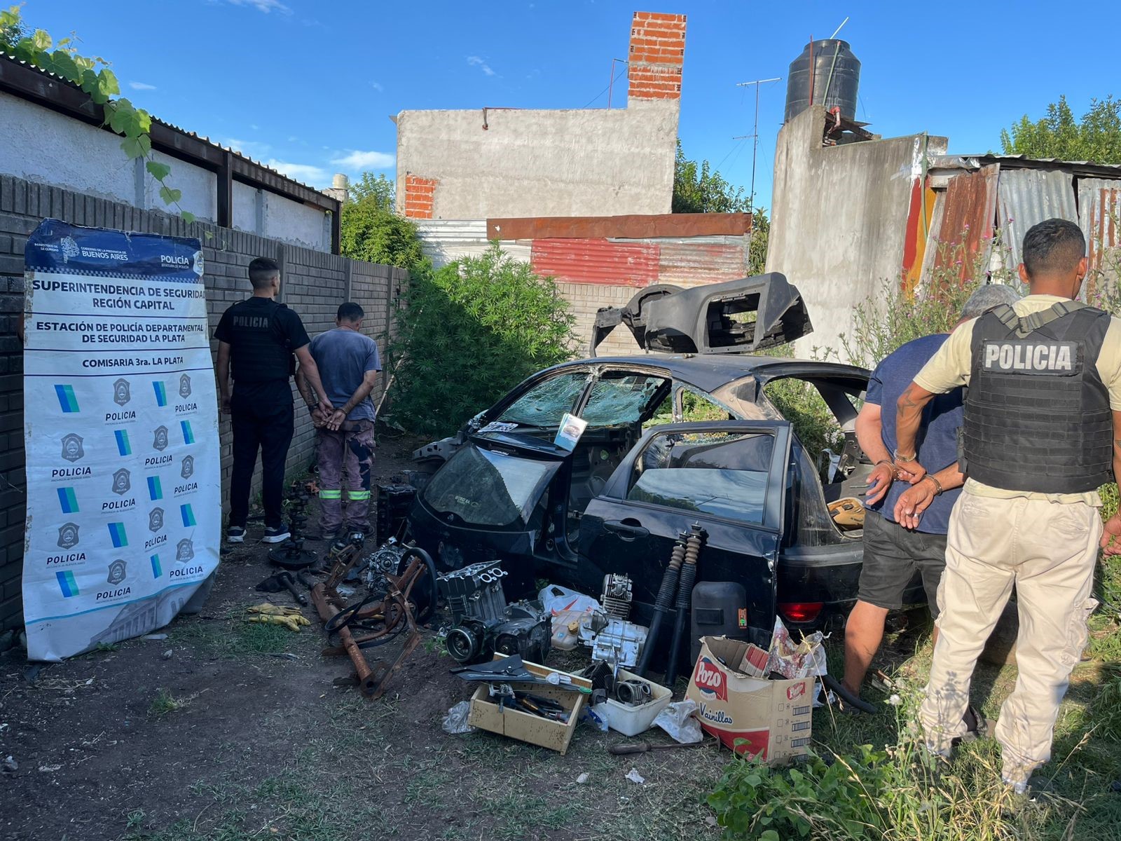 Tenían un desarmadero de autos y motos en una casa de Los Hornos