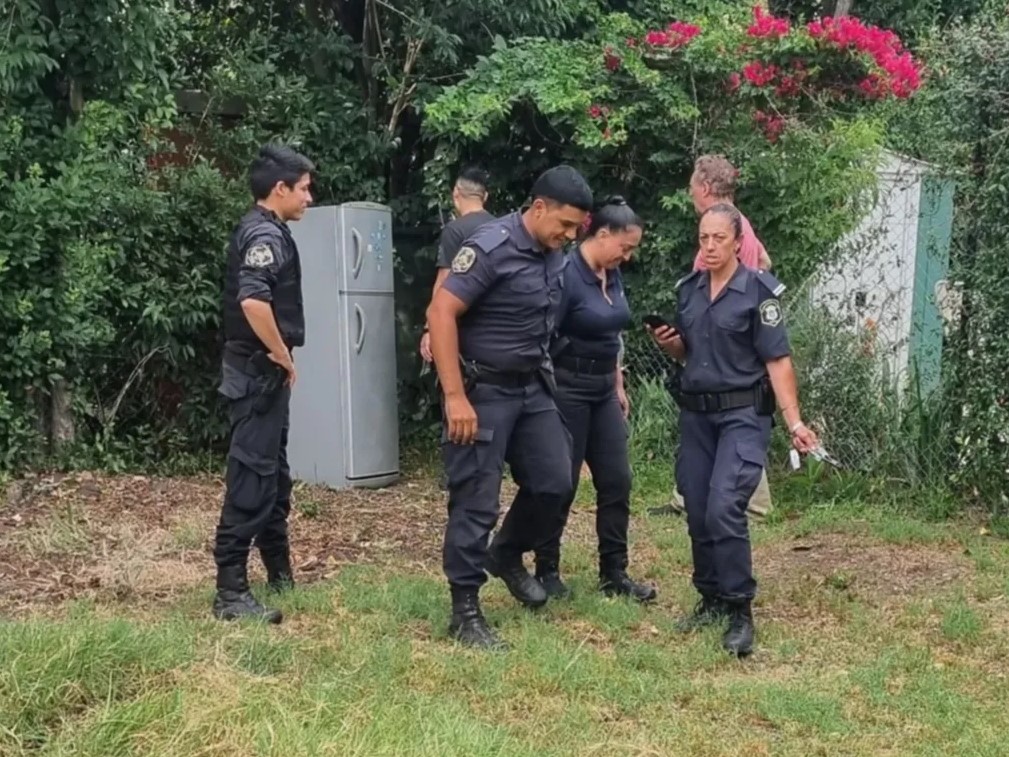 Vecinos de Hernández luchan para ponerle fin a un toma de tierras