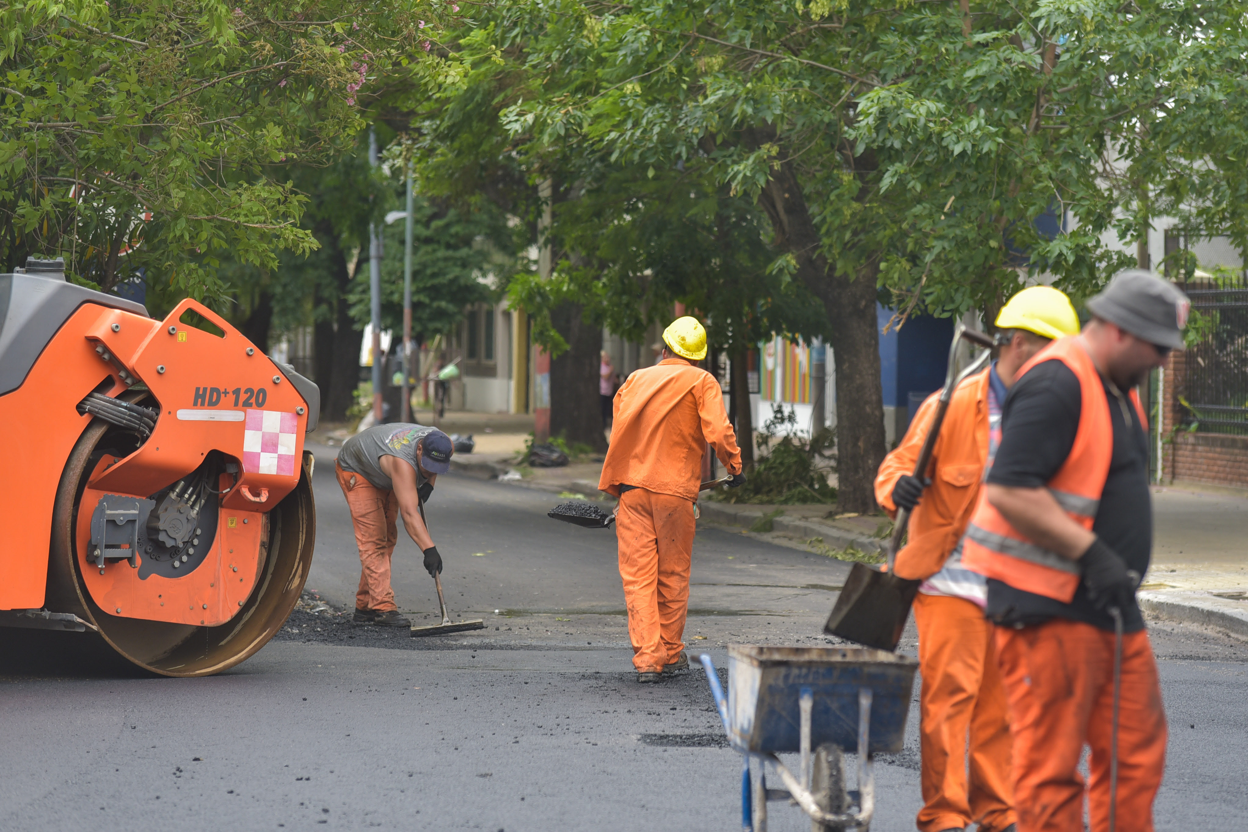 La Municipalidad sumó más kilómetros de bacheo: En Villa Elvira anotó 12 bis entre 80 y 81