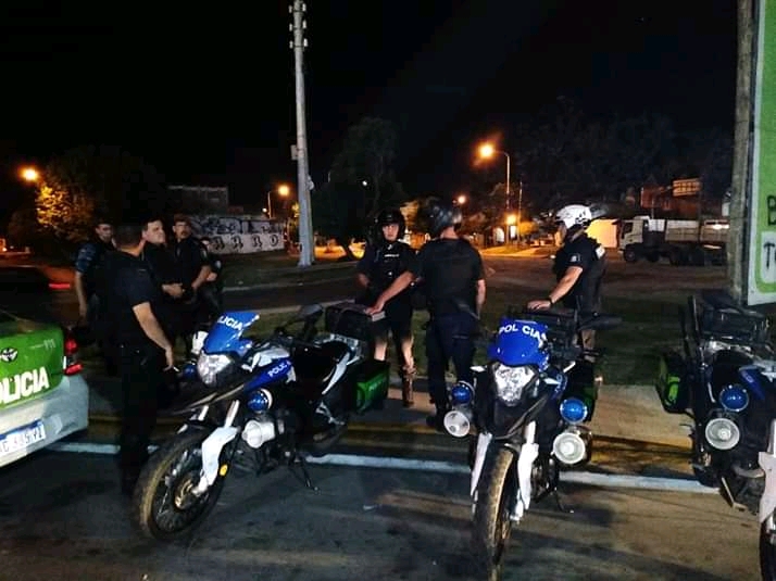 Domingo de operativos policiales de control en Villa Elvira: Se picanteó en 1 y 80