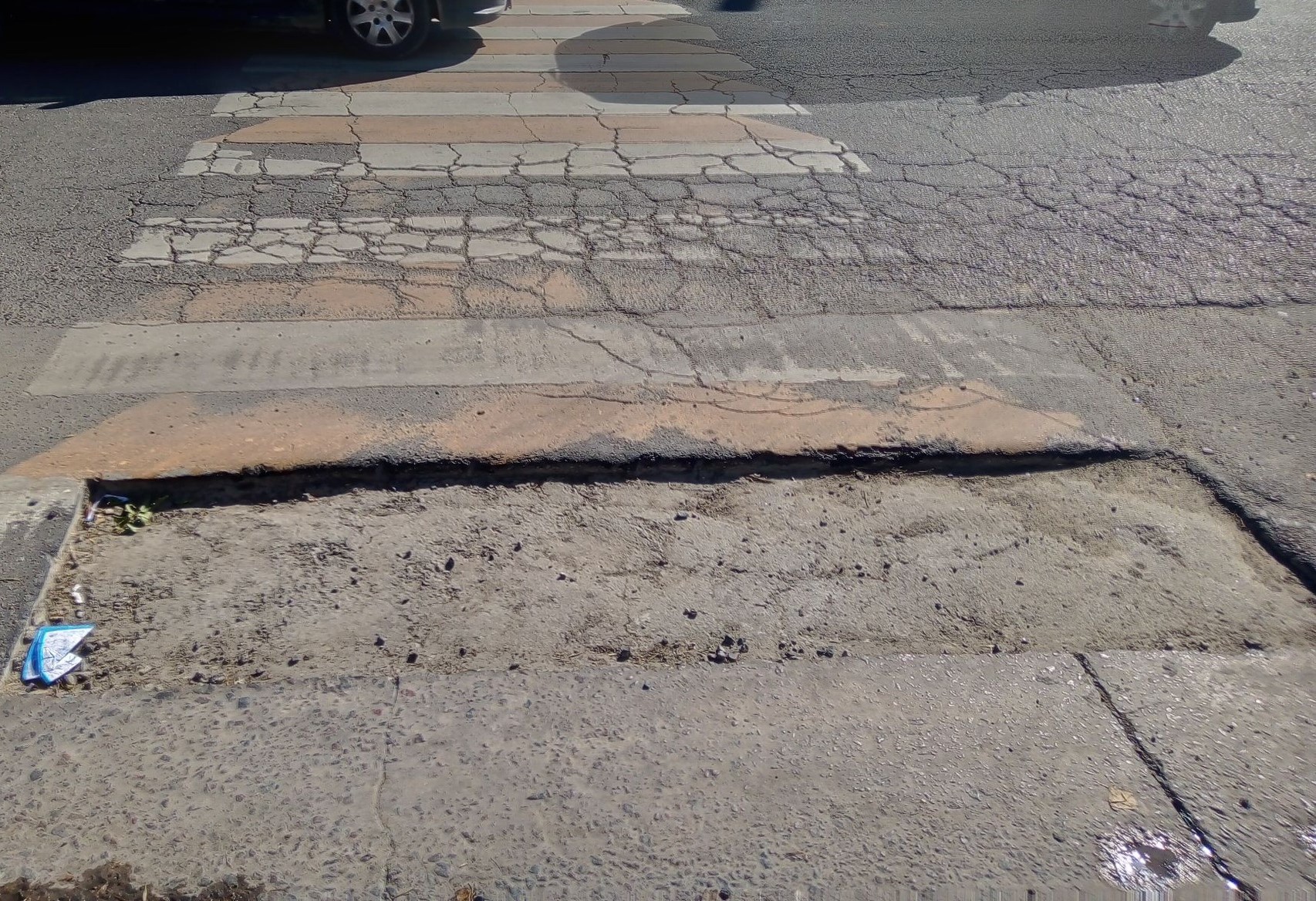 Reclamo de comerciantes para que se haga bacheo en avenida 7