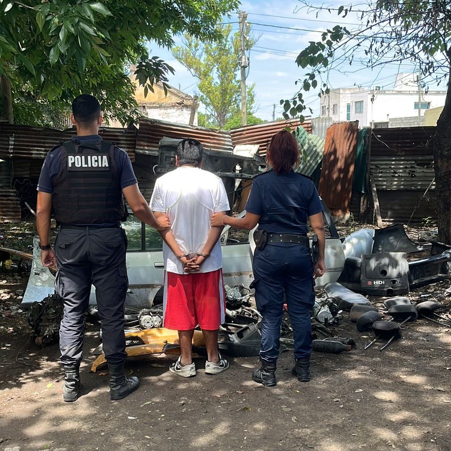 Vendía moto partes cuando lo sorprendió la policía