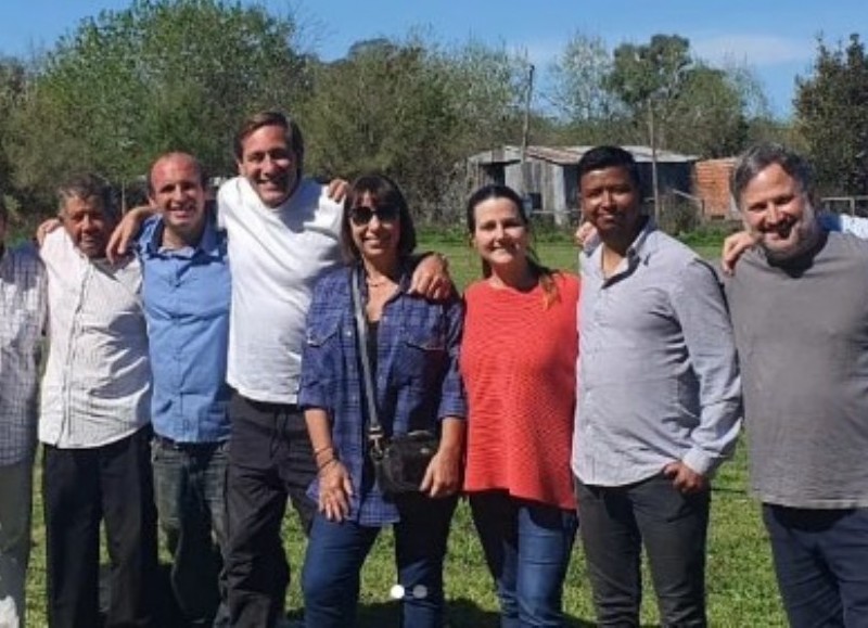 Productores rurales, junto a Julio Garro, Lucia Barbier, Luis Barbier, Florencia Barcia y Fede Molla