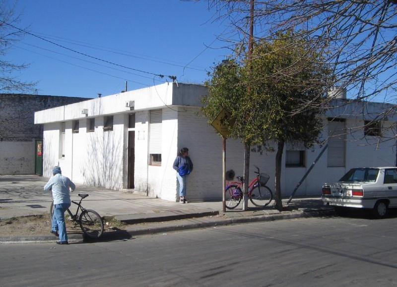 Esquina de 7 y 82, donde está la salita y la Delegación