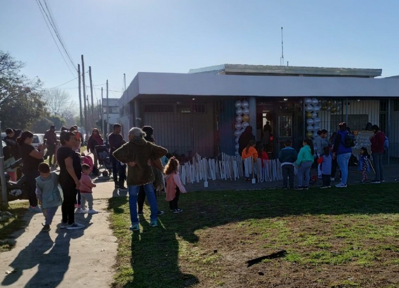 Entrada a la institución por 82