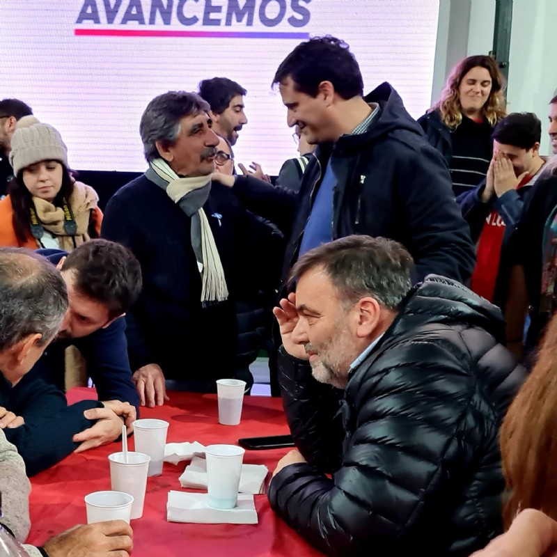 Cacho Arenas, parado a la izquierda