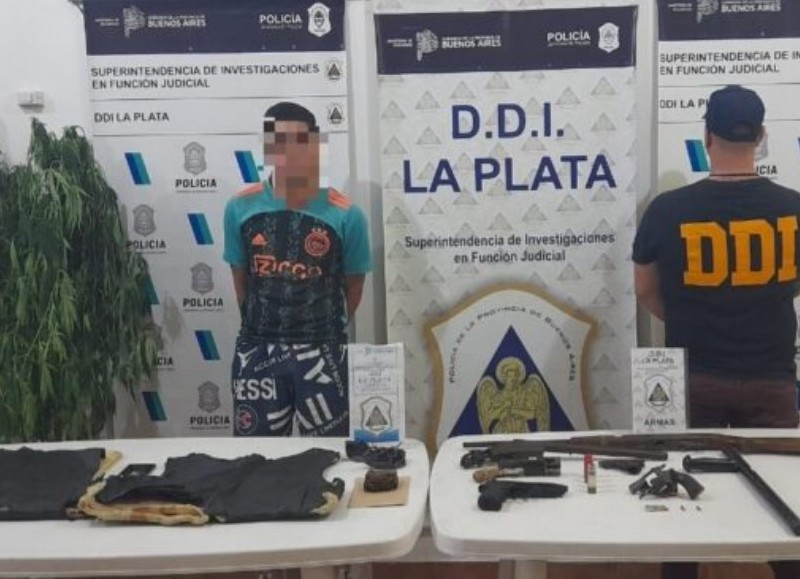 Se trata de un individuo que fue detenido por la DDI tras un operativo. Incautaron drogas, armas y un chaleco antibalas