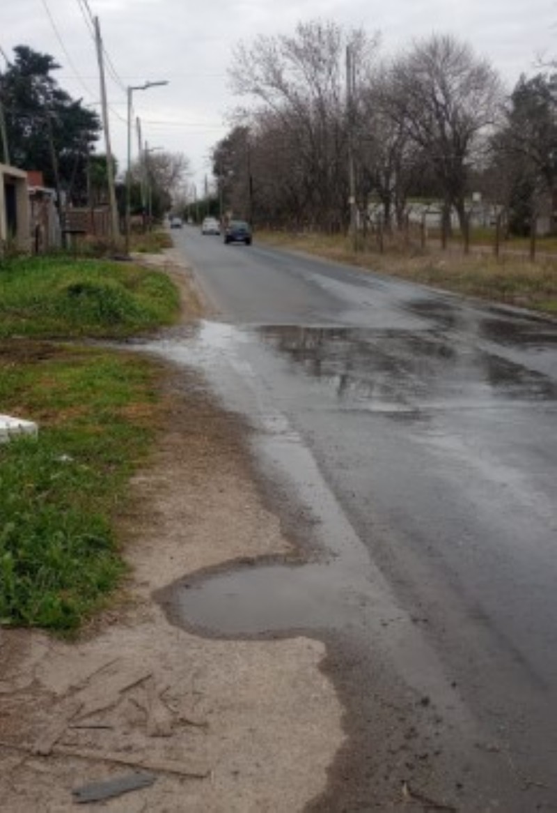 El agua corre a la vera del camino y se mete en las viviendas