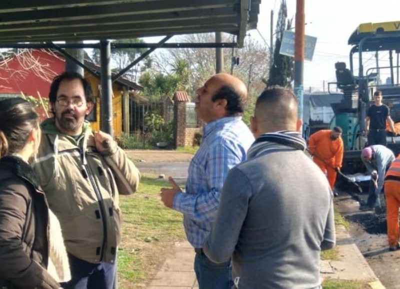 Concejales del oficialismo contándole a los vecinos sobre las obras: Foto Federico Molla y Lucía Barbier