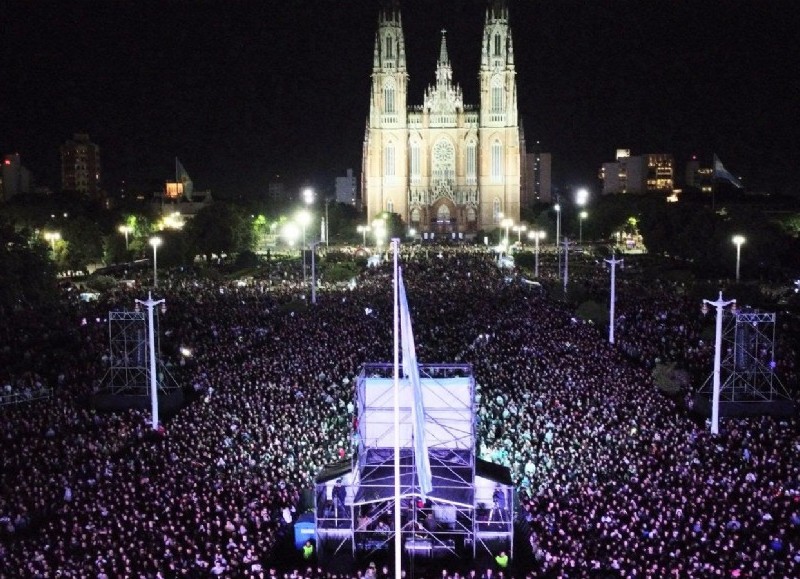 Más de 125 mil personas llenaron Plaza Moreno en los festejos por el 142 aniversario de La Plata