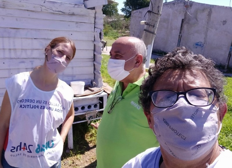 Yanina Lamberti atrás junto al Dr. Claudio Cardoso. Selfie Ricardo Medina voluntariado