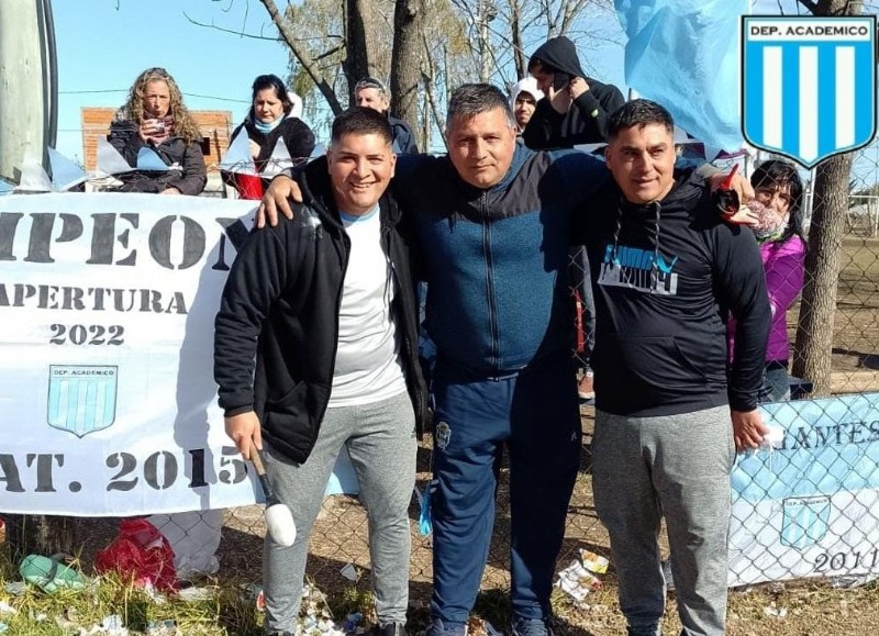 Cuerpo tecnico y presidente al centro