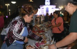 Celebraron la sexta mesa navideña para los más humildes en Plaza Moreno