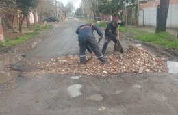 Municipales taparon el pozo de 122 con escombros para que pueda seguir pasando el Este a la espera del arreglo