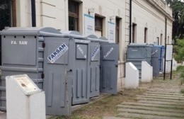 Sin palabras: Estacionaron baños químicos entre los monolitos a los caídos