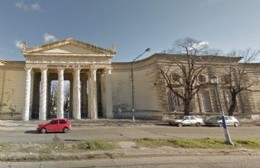 Quejas por el estado de las veredas en el Cementerio platense