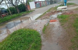 Una pérdida de una bomba de ABSA inunda la calle y veredas en Melchor Romero